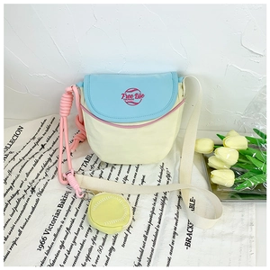 Détail du sac bandoulière enfant color-block avec imprimé Free Life et petit porte-monnaie