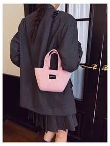 Sac seau en velours côtelé rose pour enfant porté par un mannequin pour la taille