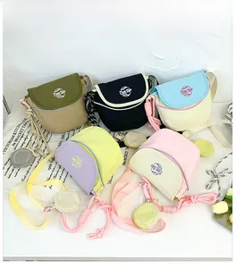 Vue détaillée de sacs à bandoulière colorés avec mini porte-monnaie ronds et nœuds décoratifs