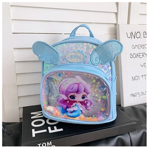 Detailansicht des blauen Pailletten-Rucksacks mit Meerjungfrau-Druck und Glitzerflügeln