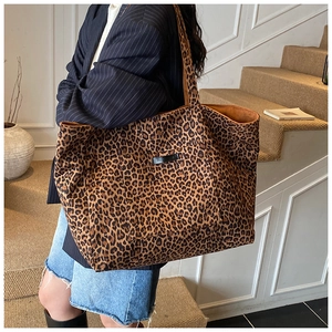 Gros plan du sac cabas à imprimé léopard avec texture velours et étiquette logo