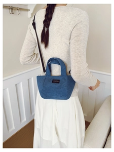 Détail du mini sac seau en velours côtelé bleu avec texture et bandoulière réglable
