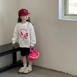 Kids casual white sweatshirt with cartoon prints and a bright pink bucket handbag