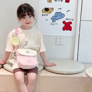 Sac bandoulière enfant en toile rose et beige avec imprimé Free Life et breloque tennis