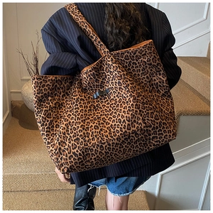 Gros plan détaillé du motif léopard et de la texture du tissu du grand sac fourre-tout