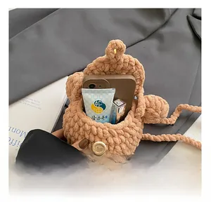 Détail de l'intérieur du mini sac en crochet marron montrant sa capacité de rangement