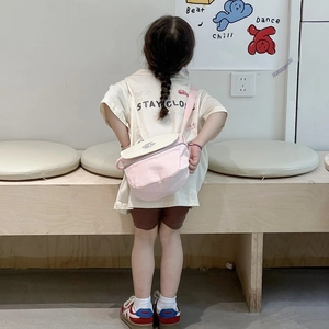 Sac bandoulière enfant rose et beige avec sangle réglable et rabat contrasté