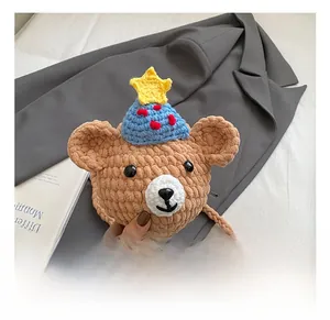 Détail d'un sac bandoulière ours tricoté main avec un mini chapeau étoile en laine