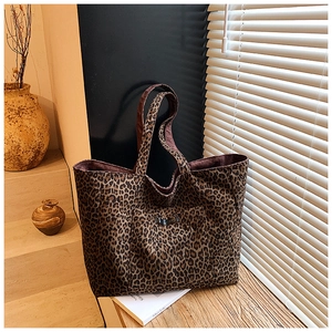 Détail du sac cabas léopard avec poche avant fonctionnelle et tissu à texture douce
