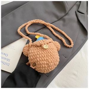 Détail du sac bandoulière ours au crochet fait main avec bouton bois sur laine
