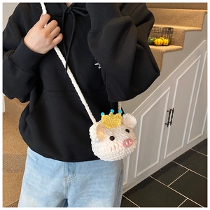 Détail du sac bandoulière cochon fait main au crochet avec couronne jaune et texture