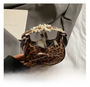 Vista interna che mostra la capacità della mini borsa leopardata con manici in pizzo