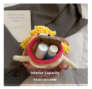 Capacité interne du sac au crochet fait main montrant téléphone et cosmétiques