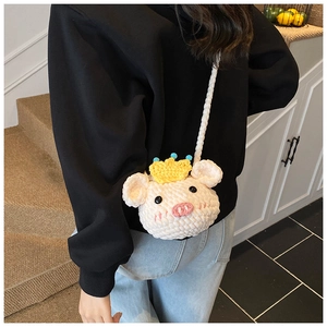 Sac bandoulière cochon crocheté à la main avec couronne dorée dans un cadre de vie doux