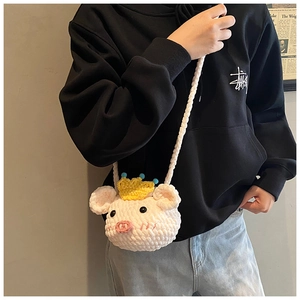 Détail d'un sac bandoulière cochon fait main au crochet avec couronne pour enfant blanc