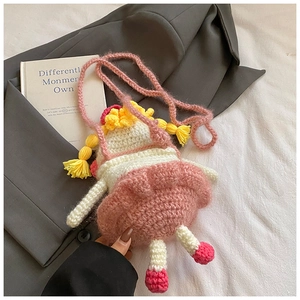 Détail du sac poupée en crochet pour enfants avec robe rose et tresses fait à la main