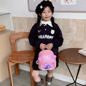 Mädchen-Rucksack in Rosa mit Pailletten, Flügeln und Meerjungfrau-Motiv im Café