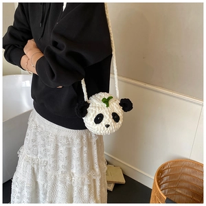 Détail du sac panda au crochet fait main avec décor de feuilles vertes sur un enfant