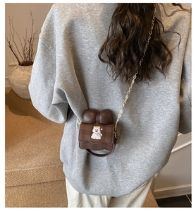 Vue détaillée du dos d'un petit sac à carreaux marron pour enfant avec chaîne