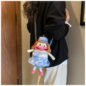 Détail du sac bandoulière en crochet pour enfants avec broderie GCR bleue