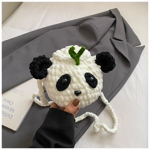 Détail du sac à bandoulière panda crocheté à la main avec oreilles 3D et décor de feuille