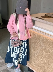 Set moda bimbi con maglia rosa a maniche lunghe, gonna in denim, cappellino e mini borsa