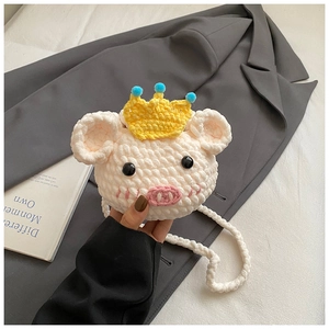 Gros plan du sac en crochet fait main en forme de cochon avec couronne et maille douce
