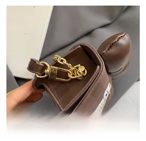 Détail du crochet en métal doré de qualité supérieure et de la chaîne sur le sac en cuir