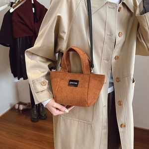 Petit sac seau en velours côtelé marron pour enfants avec bandoulière noire