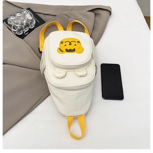 Vue détaillée du sac en toile blanc pour enfant avec sangle jaune et patch chat mignon