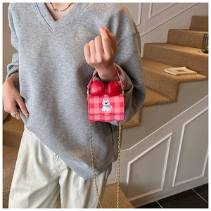 Détail du sac bandoulière enfant à carreaux rouges avec ours mignon et chaîne dorée