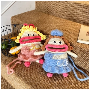 Détails de sacs monstres au crochet faits main avec de grandes bouches et tresses