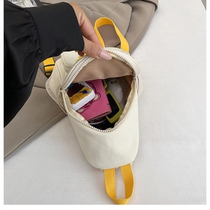 Vue intérieure d'un sac de poitrine en toile pour enfant avec fermeture éclair