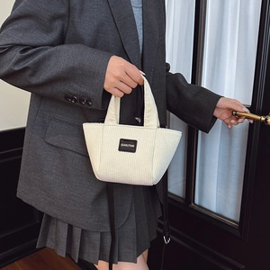 Sac seau en velours côtelé crème pour enfants avec écusson en cuir et bandoulière