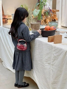 Uniforme scolastica grigia per bambini con borsa a tracolla a quadretti rossi e fiocco chic