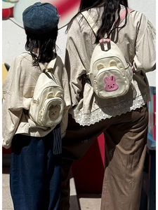 Vue de dos en extérieur d'un parent et d'un enfant portant des sacs à dos en toile