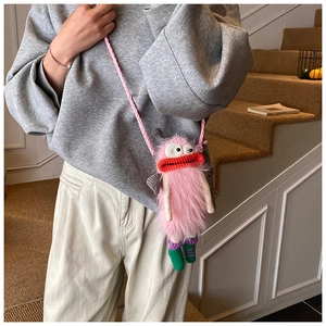 Détail du sac à bandoulière monstre rose avec lèvres rouges et pieds en tricot fins