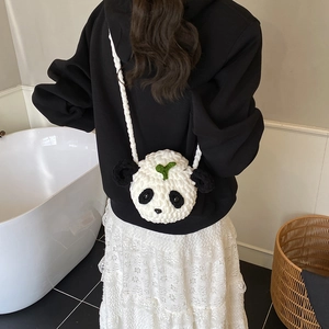 Sac bandoulière panda au crochet pour enfants avec petit détail de pousse verte