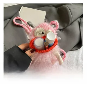 Détail de la capacité intérieure du sac à bandoulière en crochet rose motif monstre