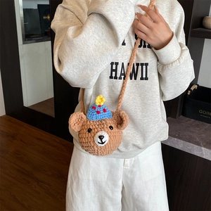 Sac à bandoulière ours en crochet pour enfants avec un chapeau de fête bleu et étoile
