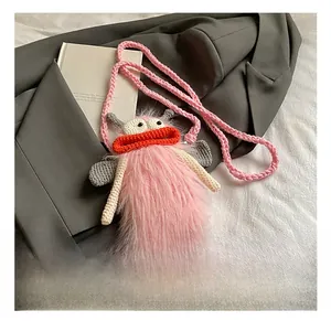 Détails du sac bandoulière monstre en crochet fait main rose avec bouche orange et jambes