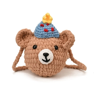 Sac bandoulière ours au crochet pour enfants en maille marron avec petit chapeau