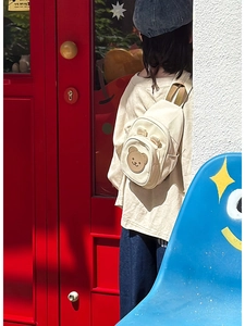 Détail d'un sac bandoulière enfant en toile crème avec ours mignon et oreilles 3D