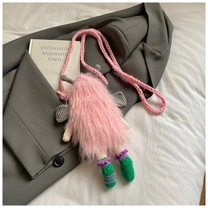 Détail d'un joli sac à bandoulière en peluche fait main avec fourrure rose et ailes