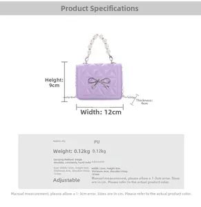 Vue détaillée du mini sac matelassé violet avec poignée en perles et dimensions