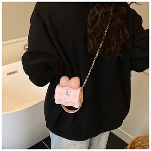 Détail du sac bandoulière rose dessin animé chiot avec nœud 3D et chaîne dorée