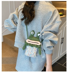 Vue arrière d'un enfant portant un sac bandoulière grenouille au crochet fait à la main