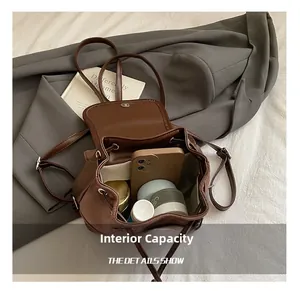 Vue intérieure d'un sac à dos vintage en cuir brun montrant sa capacité de rangement