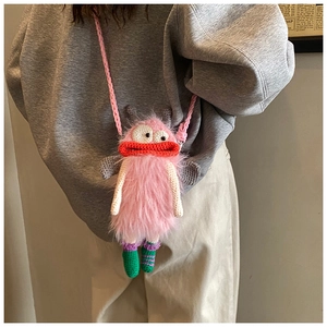 Détail du sac à bandoulière monstre rose fait main avec des lèvres rouges amusantes