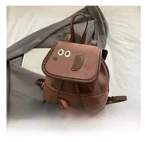 Détail du sac à dos chien marron avec visage de dessin animé et cordons de serrage